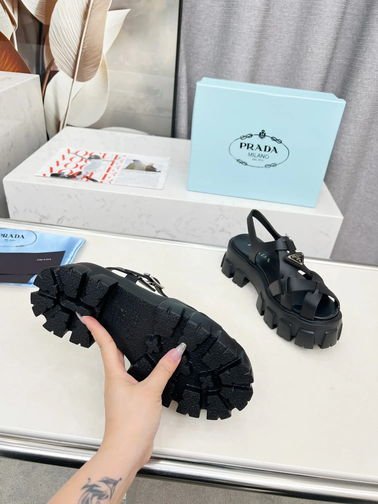 👟👟Ex-factory price 460👟👟 prada Roman shoes will definitely make you fall in love with them! The latest spring and summer sawtooth Roman braided thick-soled sandals E64, retro, fashionable and avant-garde gear teeth, 55mm thick-soled soles and uppers, making the whole pair of shoes light and comfortable. Bright colors, a variety of choices to satisfy fashionable people of different styles! The iconic metal triangle logo is paired with the shape of ancient beach sandals. Every design element is fashionable! Color: black and white Size: 35-41